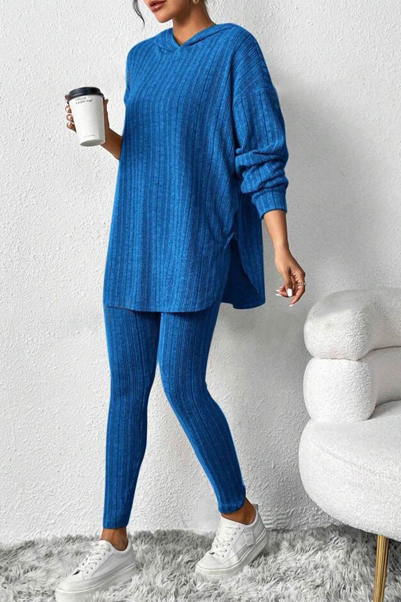 Stickad tröja med huva och byxor för kvinnor