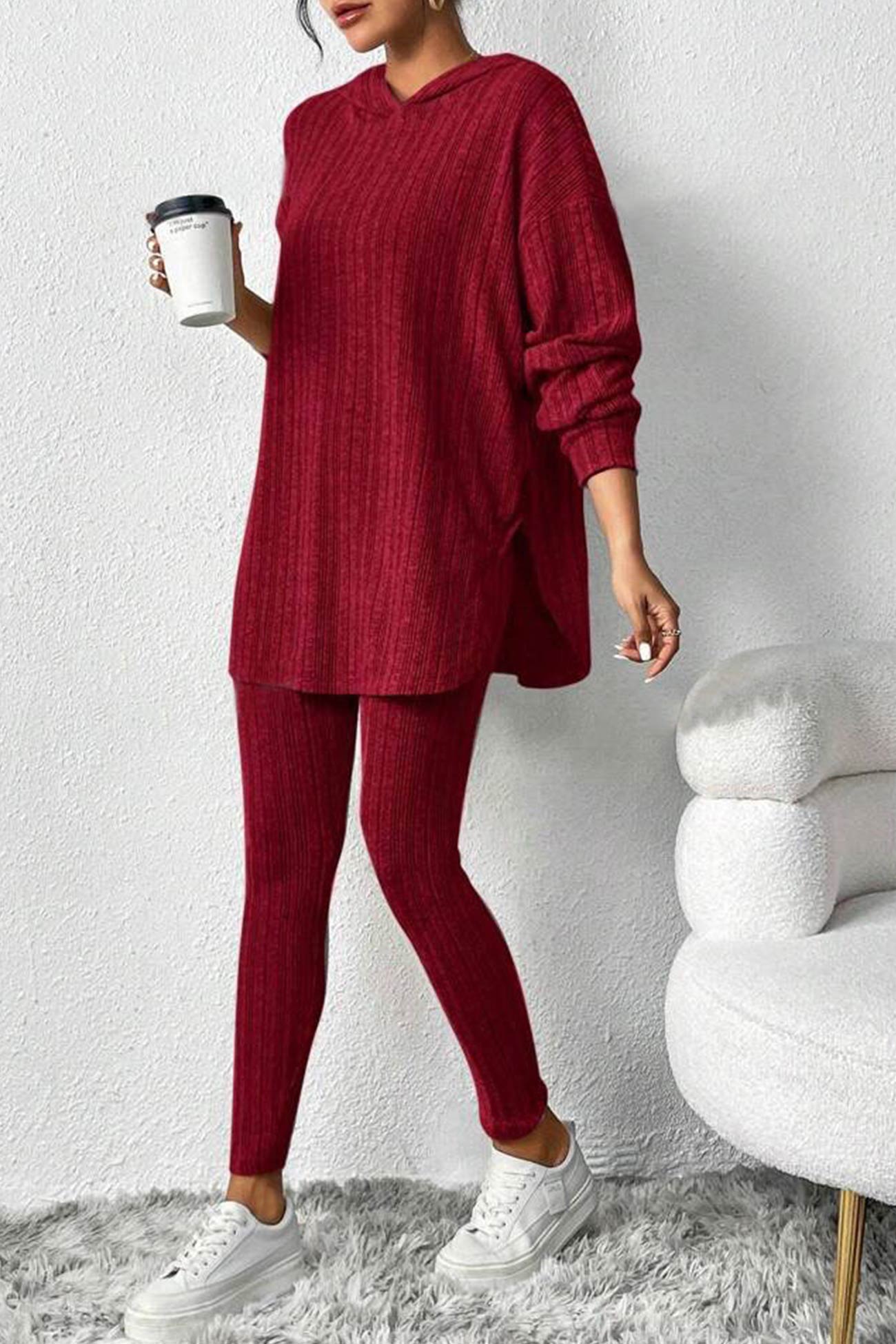 Stickad tröja med huva och byxor för kvinnor