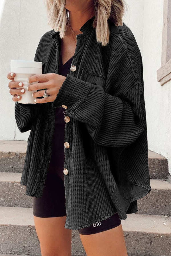 Avslappnad och mångsidig knappjacka för kvinnor