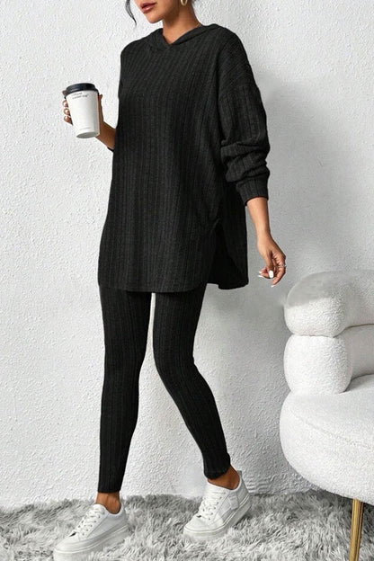 Stickad tröja med huva och byxor för kvinnor