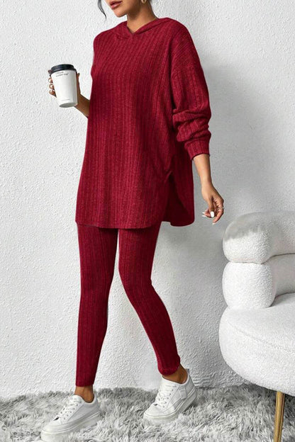 Stickad tröja med huva och byxor för kvinnor