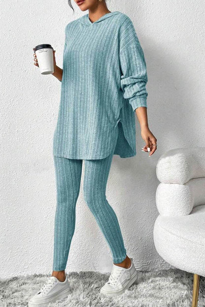 Stickad tröja med huva och byxor för kvinnor