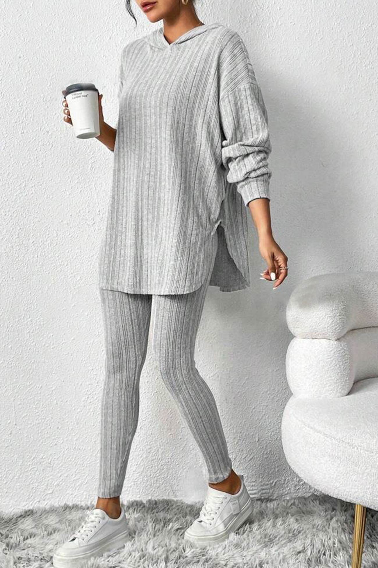 Stickad tröja med huva och byxor för kvinnor